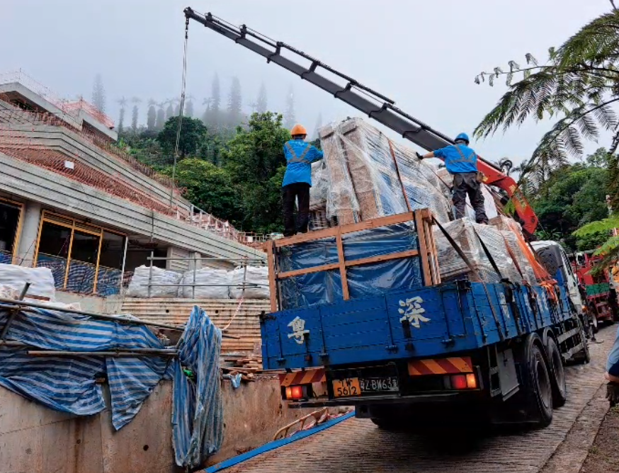 配送基建物资至香港大埔区地盘，多车联动高