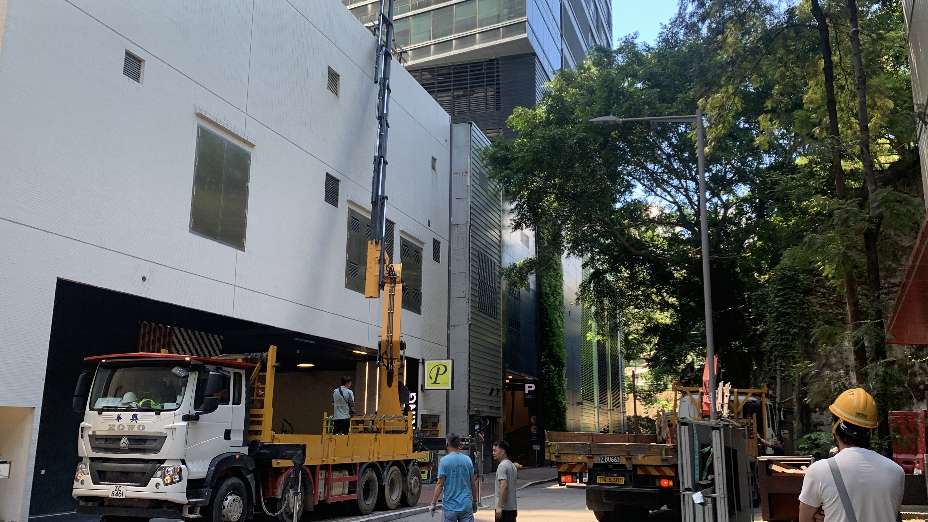 大陆大型建材精准配送吊运至香港黄竹坑大楼